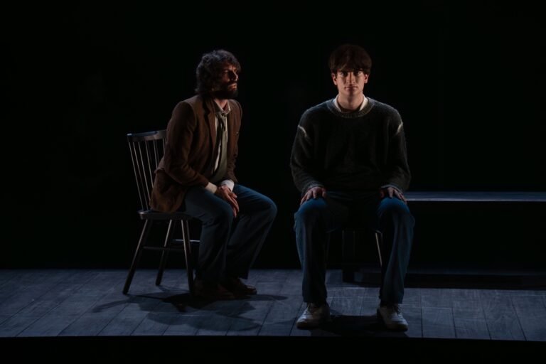 ‘Equus’: Una obra que busca confrontar al espectador con sus propias sombras