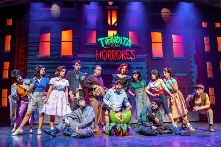 Aparece el reparto del musical "La Tiendita de los Horrores" integrado por Lorena D’ la Garza, Chantal Andere, Paola Gómez, Oscar Acosta, Juan Fonsalido, Sergio Jurado, Jair Campos, , Crisanta Gómez, Felipe Álvarez, Scarlett Chico, Enrique Maddox, Leonora Enríquez, Itzel Gaitán y Alexa Hidalgo
