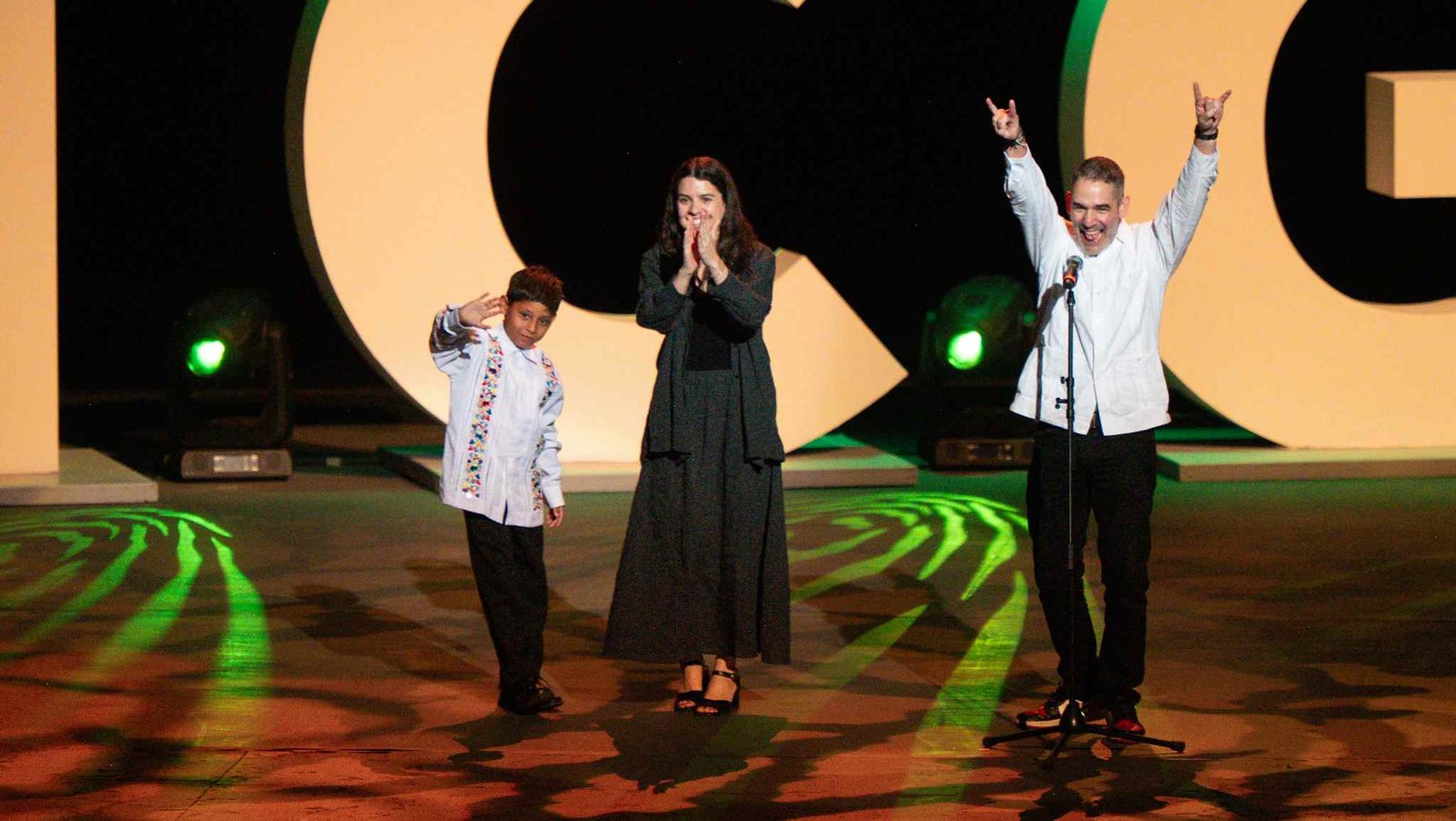 ‘Moscas’: El magistral y tierno regreso de Fernando Eimbcke al FICG