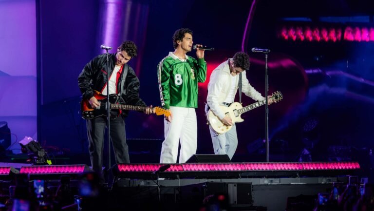 Tecate Emblema Jonas Brothers