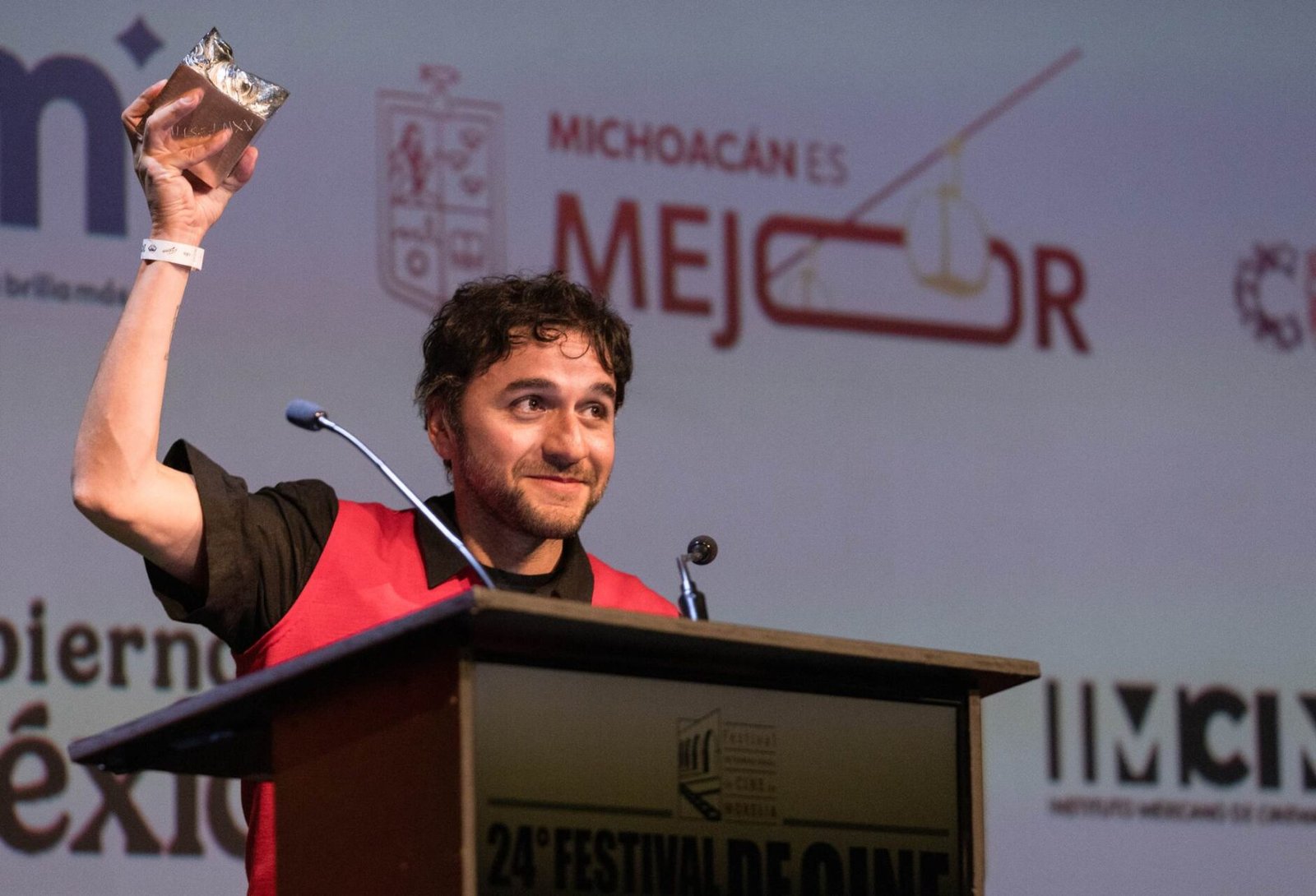 Bruno Santamaría triunfa con Seis meses en el edificio rosa con azul en el FICM