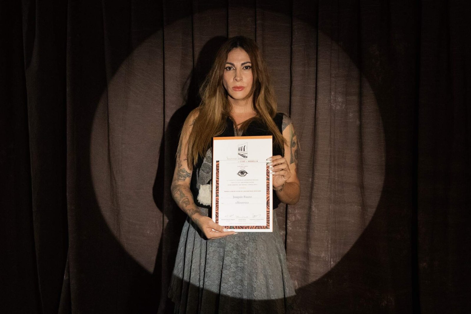 Lola Vázquez recibió el premio a mejor guión en representación de Joaquín Ruano en el FICM