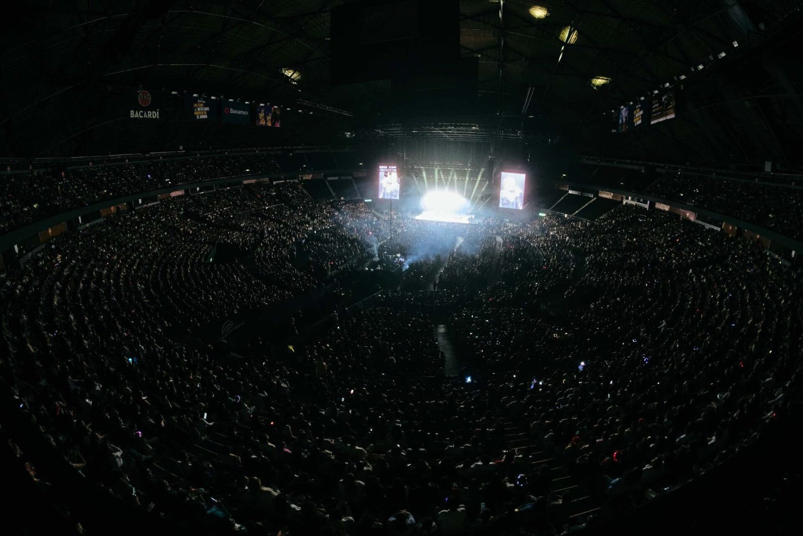 Mon Laferte en Palacio de los Deportes
