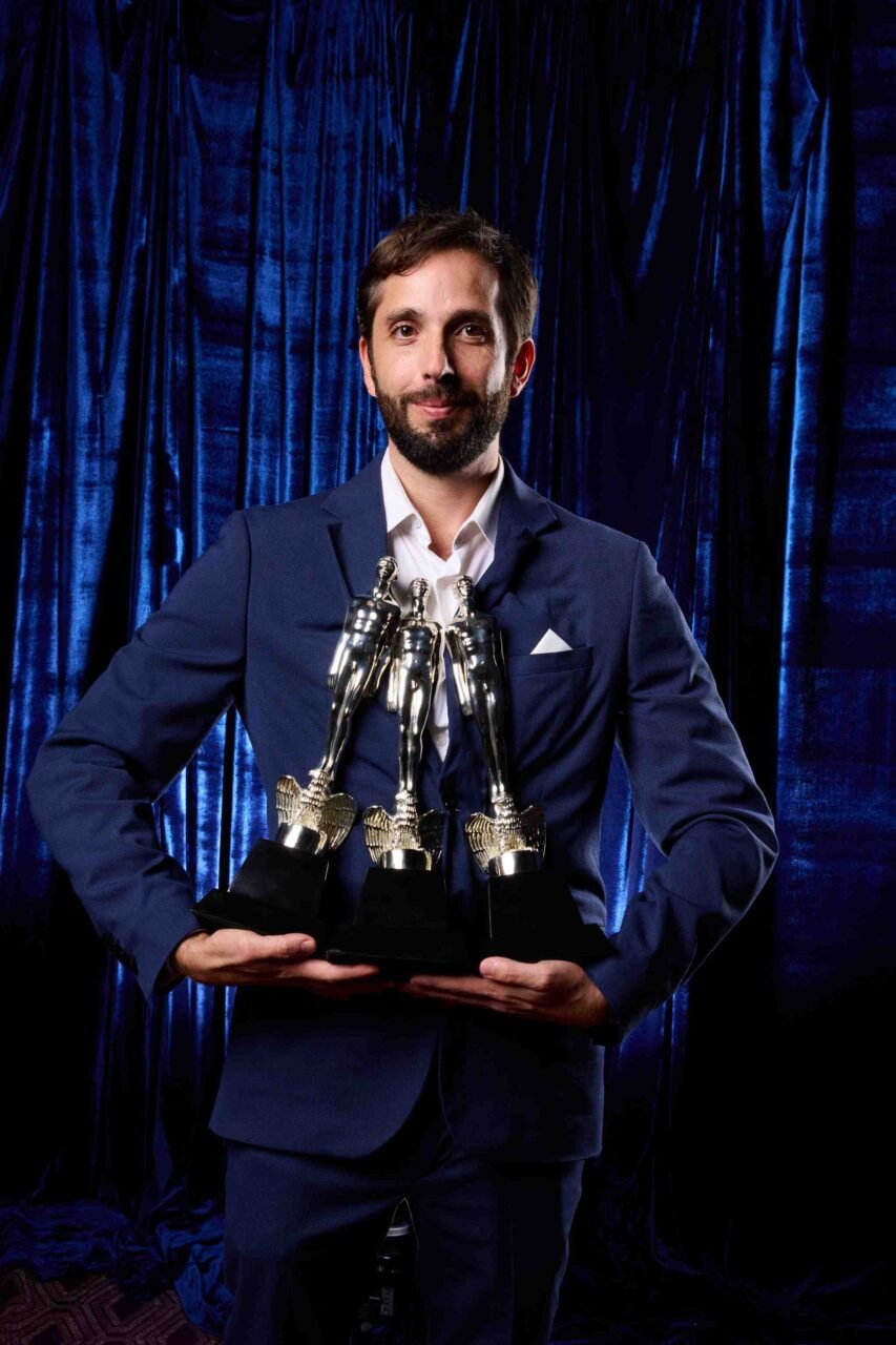 Pablo Pérez Lombardini con sus estatuillas en los Premios Ariel 2026