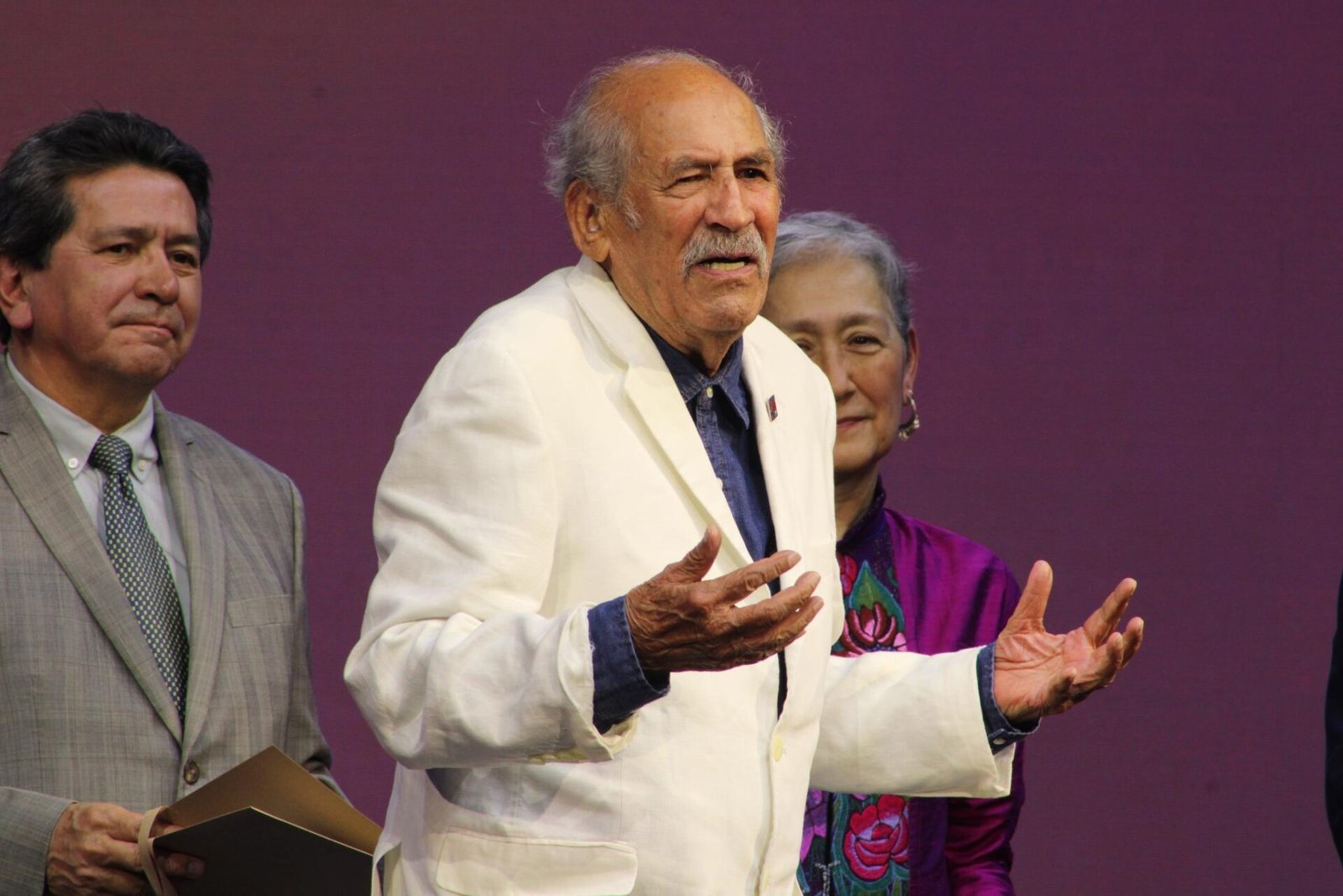 Óscar Menéndez gana Medalla Salvador Toscano en los Premios Ariel 2026