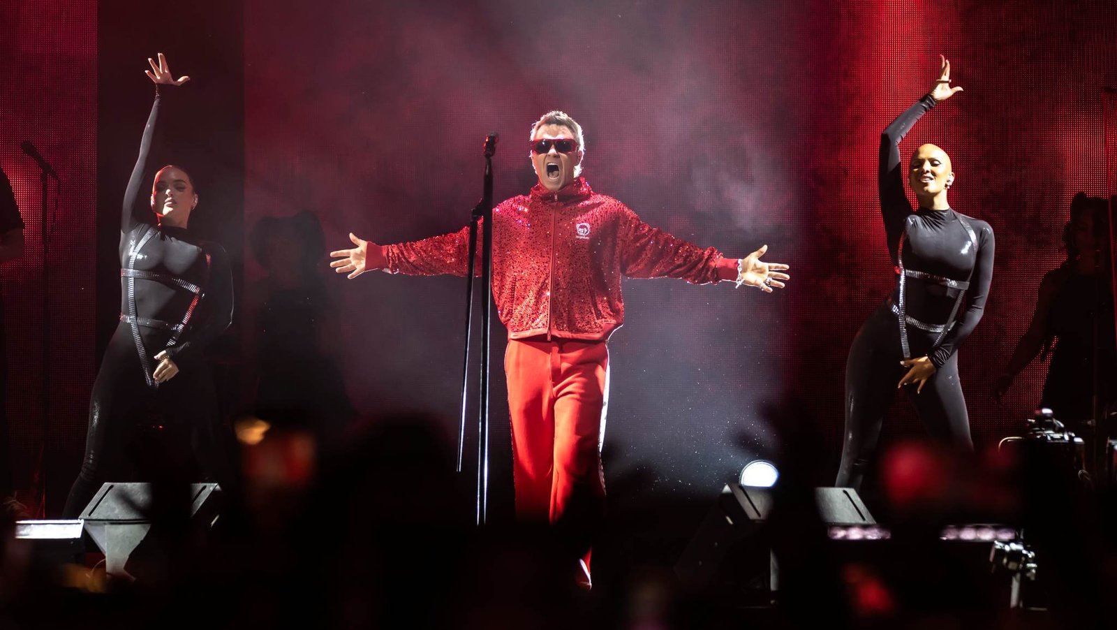 Robbie Williams y la cátedra del showman en el Palacio de los Deportes: El arte de la redención