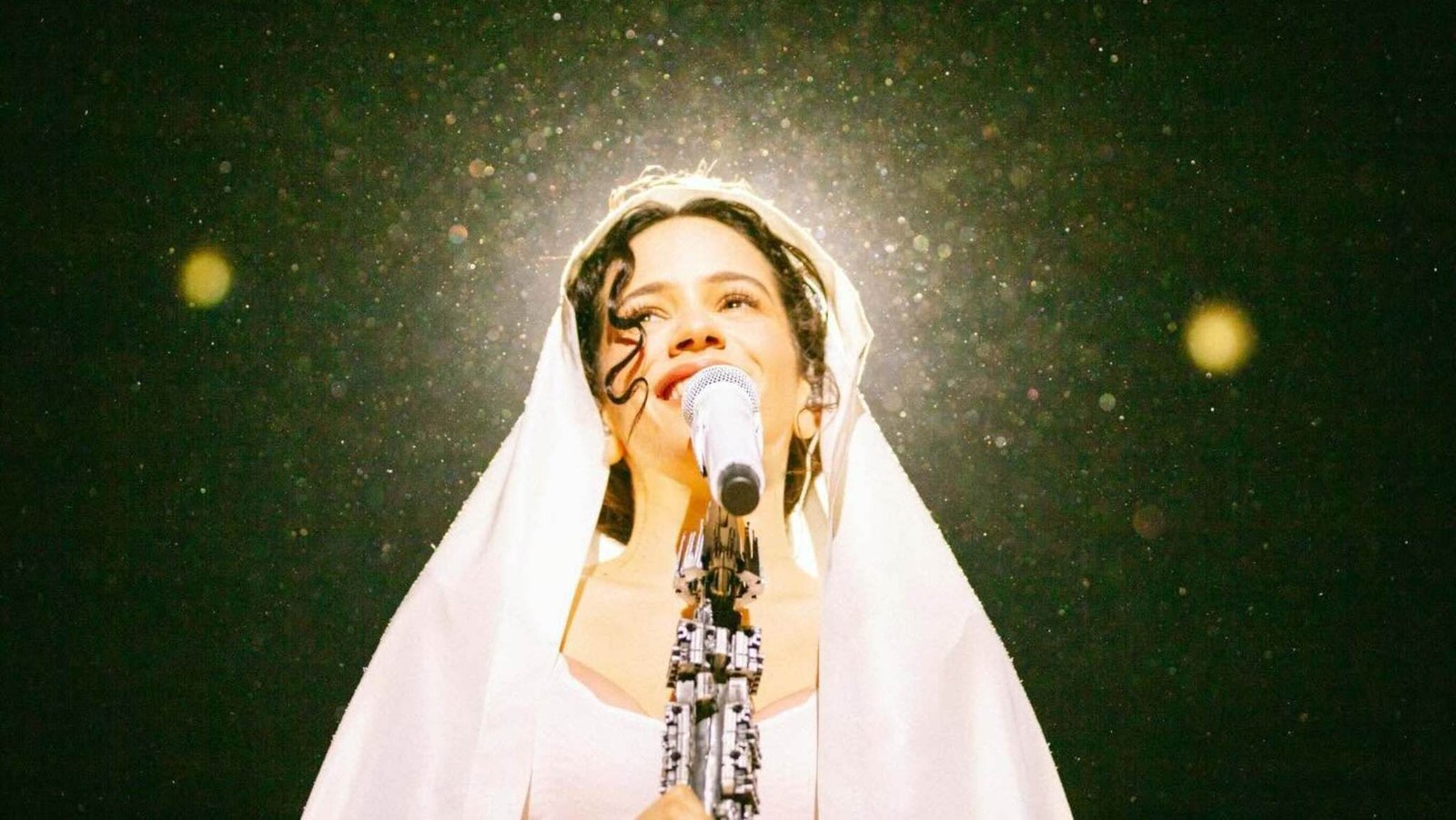 Rosalía y el despliegue de su ópera flamenca y sacra en el Palacio de los Deportes: El cuadro vivo de ‘Lux’